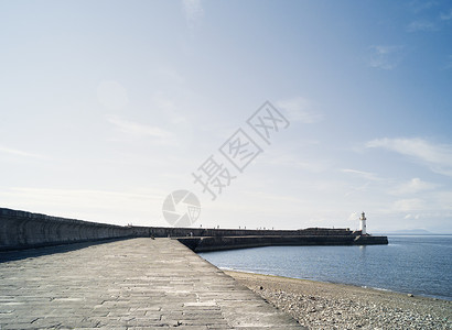 英国坎布里亚白港灯塔与海防背景图片