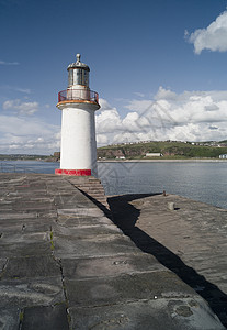 英国坎布里亚白港灯塔与海防高清图片