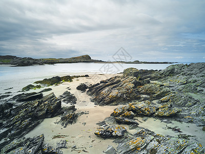 苏格兰科伦萨岛海滩上的岩石图片