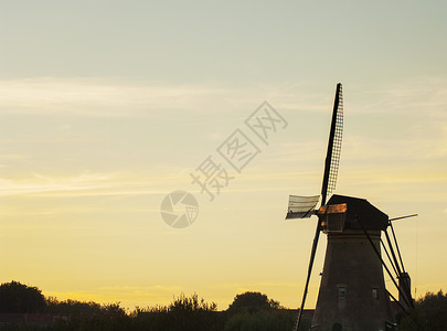 荷兰阿姆斯特丹附近Kinderdijk的传统风车背景