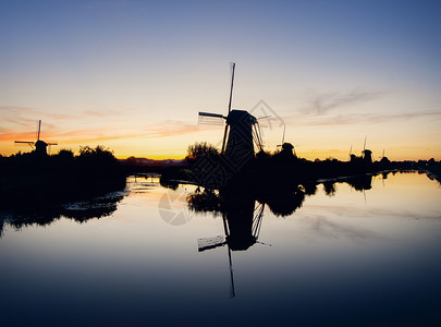 荷兰阿姆斯特丹附近Kinderdijk的传统风车背景