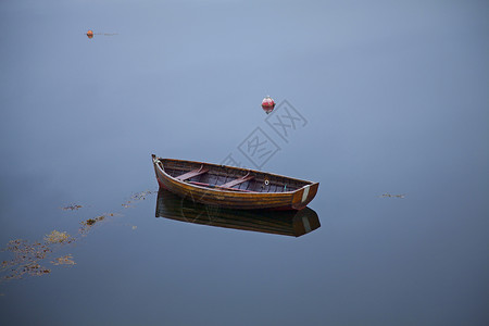 苏格兰高地海上的孤舟背景图片