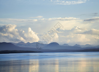 宁静的海洋湖，高地，苏格兰背景图片