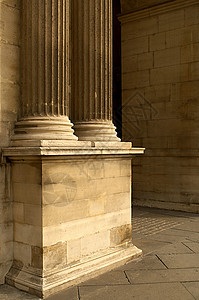 卢浮宫庭院的柱子背景图片