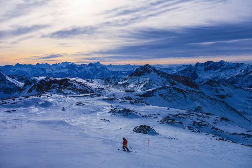 黄昏时在山上滑雪者，西尼亚，意大利图片