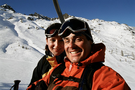 情侣在滑雪缆车上图片