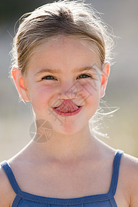 女孩用舌头碰鼻子图片