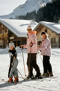 家庭滑雪度假图片