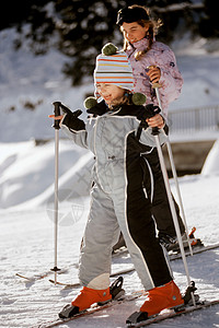 两个女孩一起滑雪图片