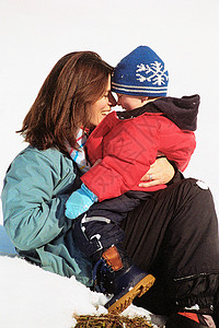 母亲和儿子在雪地里拥抱图片