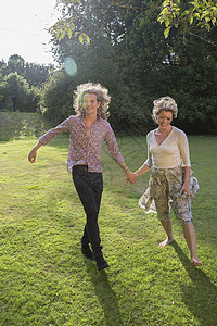 夫妻跳舞，在花园里玩得开心图片