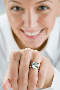 戴订婚戒指的女人图片