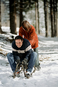 玩雪橇的夫妇高清图片