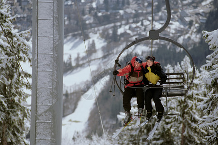 滑雪缆车上的情侣图片