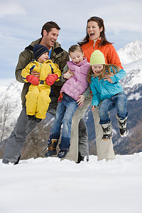在雪地里玩得开心的一家人图片