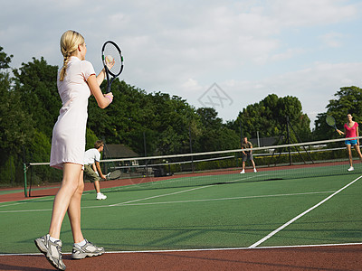 室内网球场年轻人打网球背景
