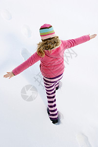 在雪中行走的女孩图片