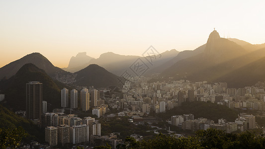巴西里约热内卢黎明时救世主基督的远视图背景图片