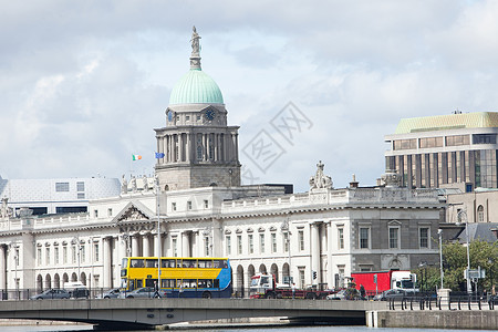 爱尔兰城市爱尔兰都柏林的海关大楼和乔治码头背景