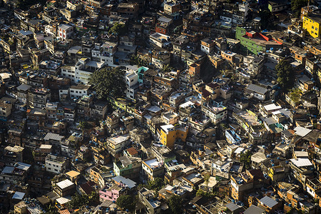 巴西里约热内卢拥挤的贫民窟上空鸟瞰图图片