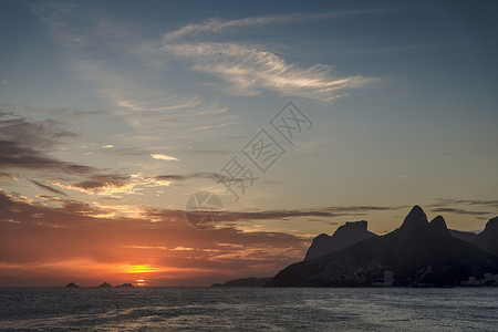 巴西里约热内卢日落时的海山景色背景图片