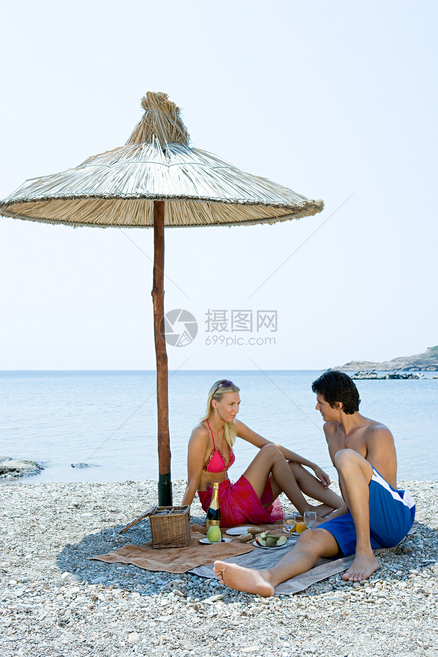一对夫妇在海边野餐图片