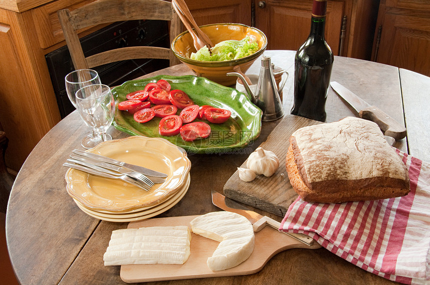 法国乡村厨房的桌子图片