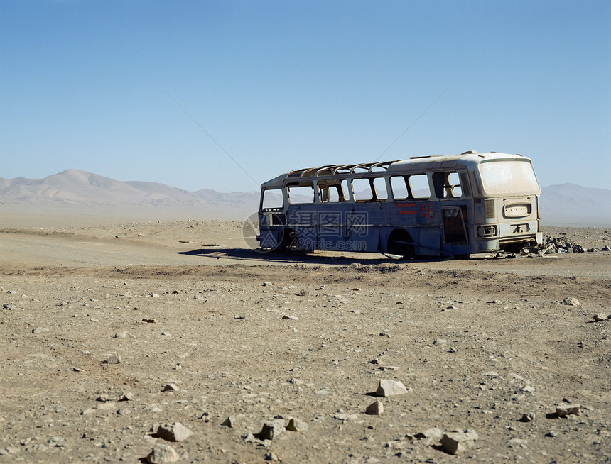 阿塔卡马沙漠中的废弃巴士图片