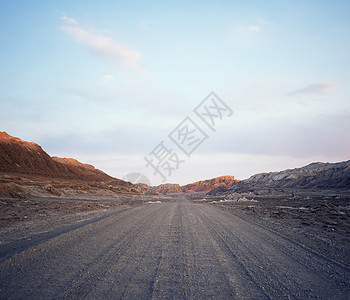 从Valle de la Luna Atacama沙漠出发的道路图片