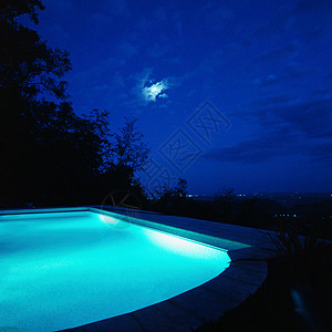 晚上的游泳池图片