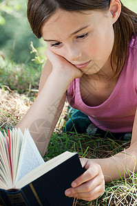 躺在前面看书的女孩图片