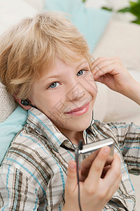 男孩带着MP3播放器微笑着图片