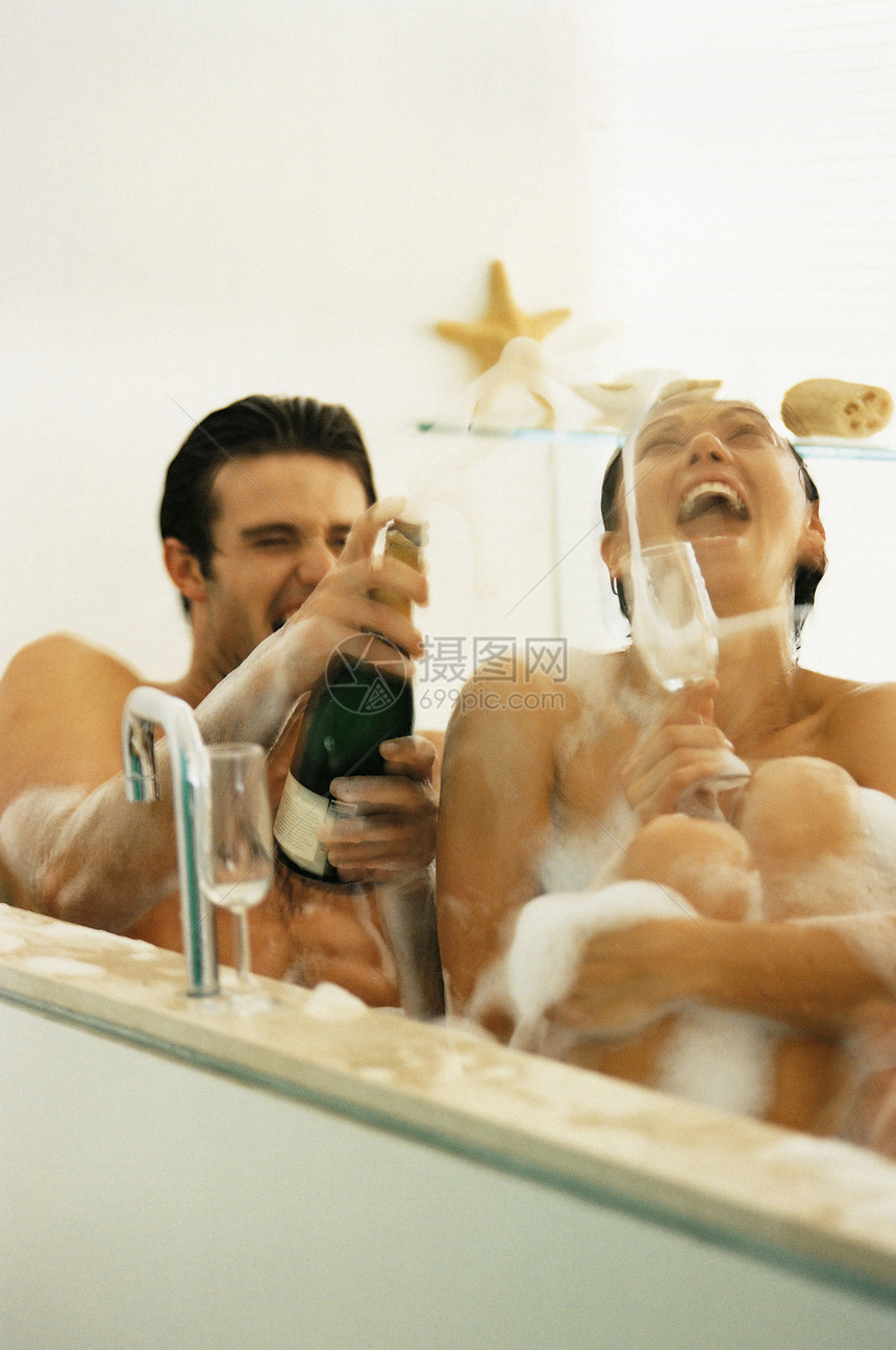 浴缸里的情侣图片