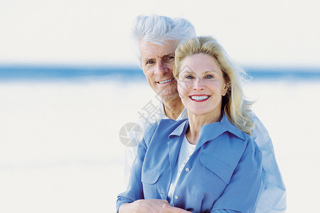海滩上的一对老夫妇背景图片