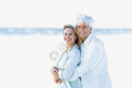 海滩上的一对老夫妇背景图片