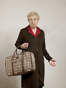 老年妇女提包背景图片