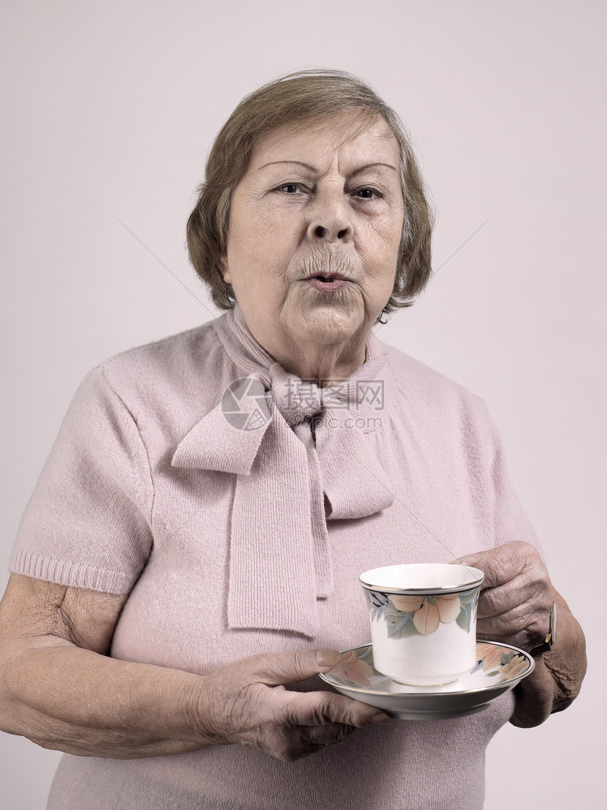 端茶杯和茶碟的女人图片