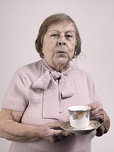 端茶杯和茶碟的女人图片