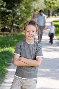 公园里一个男孩的肖像图片