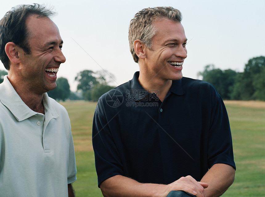 两个高尔夫球手在谈笑风声图片