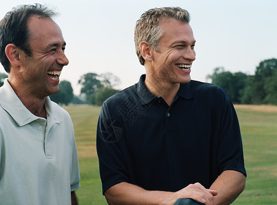 两个高尔夫球手在谈笑风声高清图片