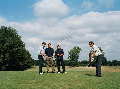 男子在打高尔夫球图片