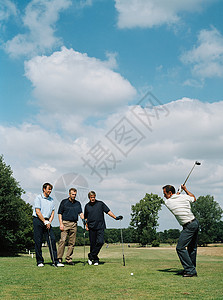 男子在打高尔夫球图片