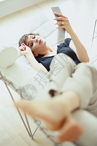 一个女商人躺着看手机图片