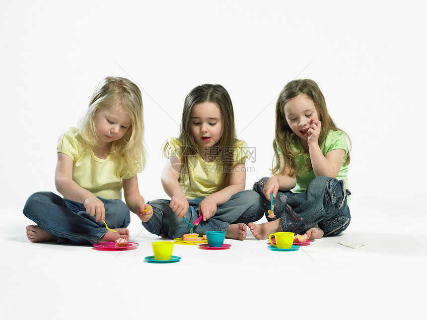 三个小女孩在吃蛋糕图片