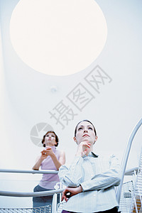 两个体贴的女人站在楼梯上图片