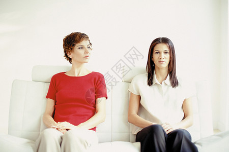 两个女人坐在沙发上图片