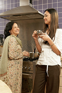 妈妈和女儿在厨房里聊天图片
