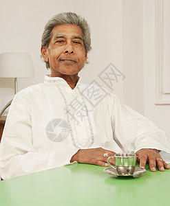 一个喝茶的老人图片