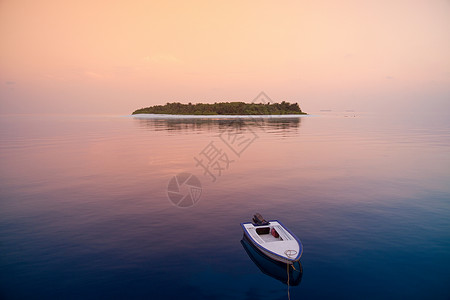 马尔代夫南胡瓦杜环礁哈沃迪加拉岛海上游船高清图片